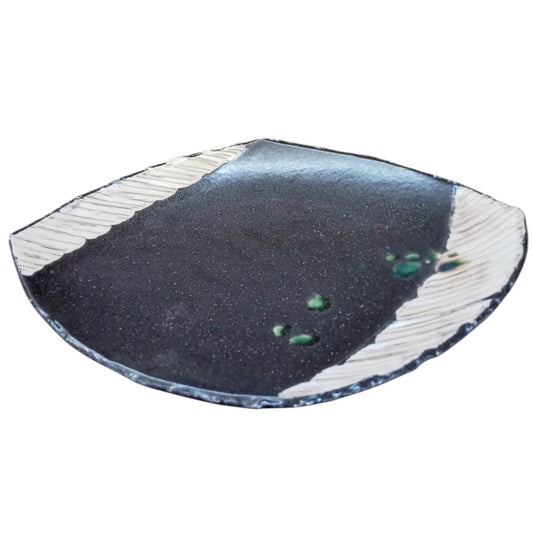 変型皿 黒織部大皿 [ 29.8 x 23.8 x 4cm ]