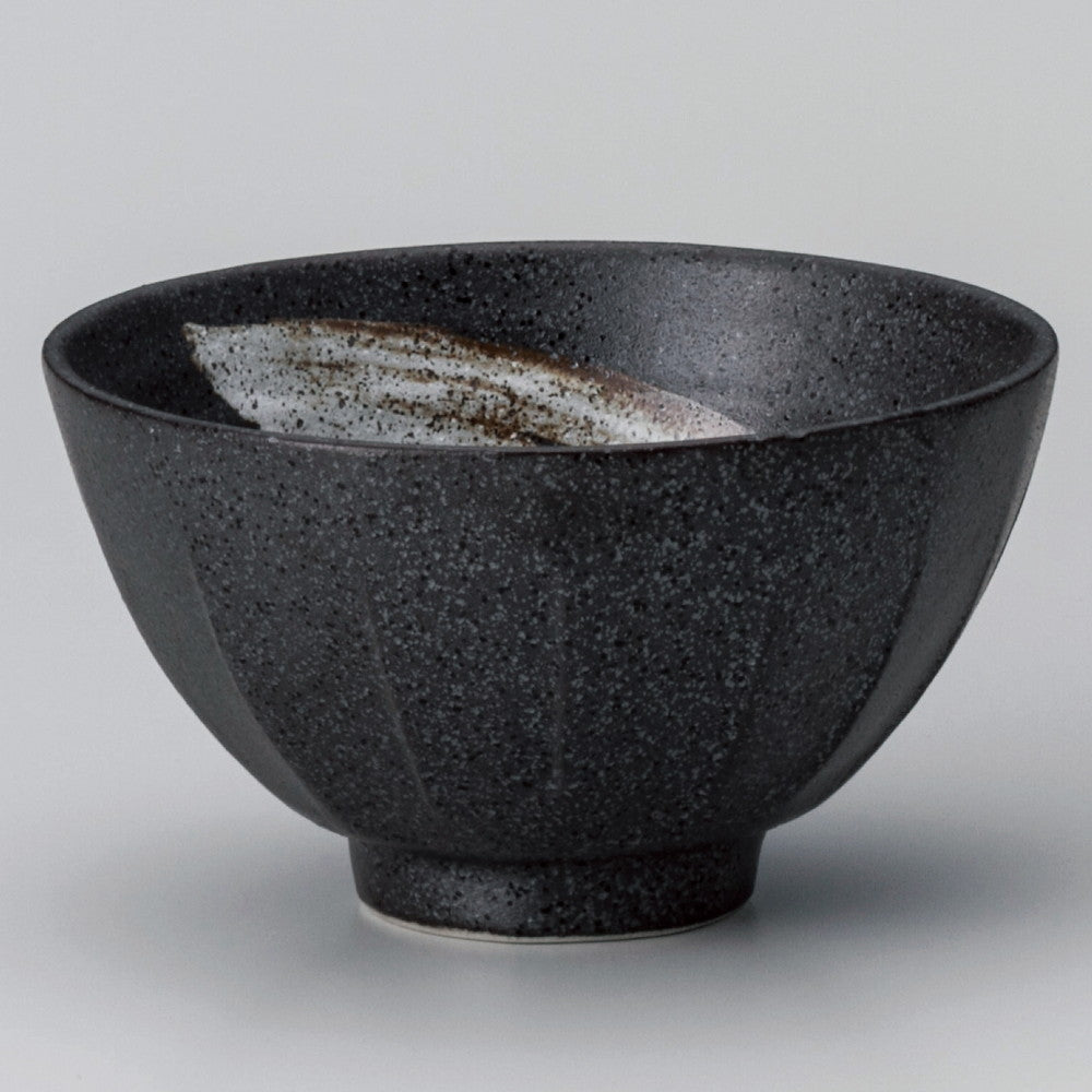 ☆ 飯碗 ☆ 黒備前風白刷毛ソギ飯碗 [ φ11.8 x 6.6cm ]